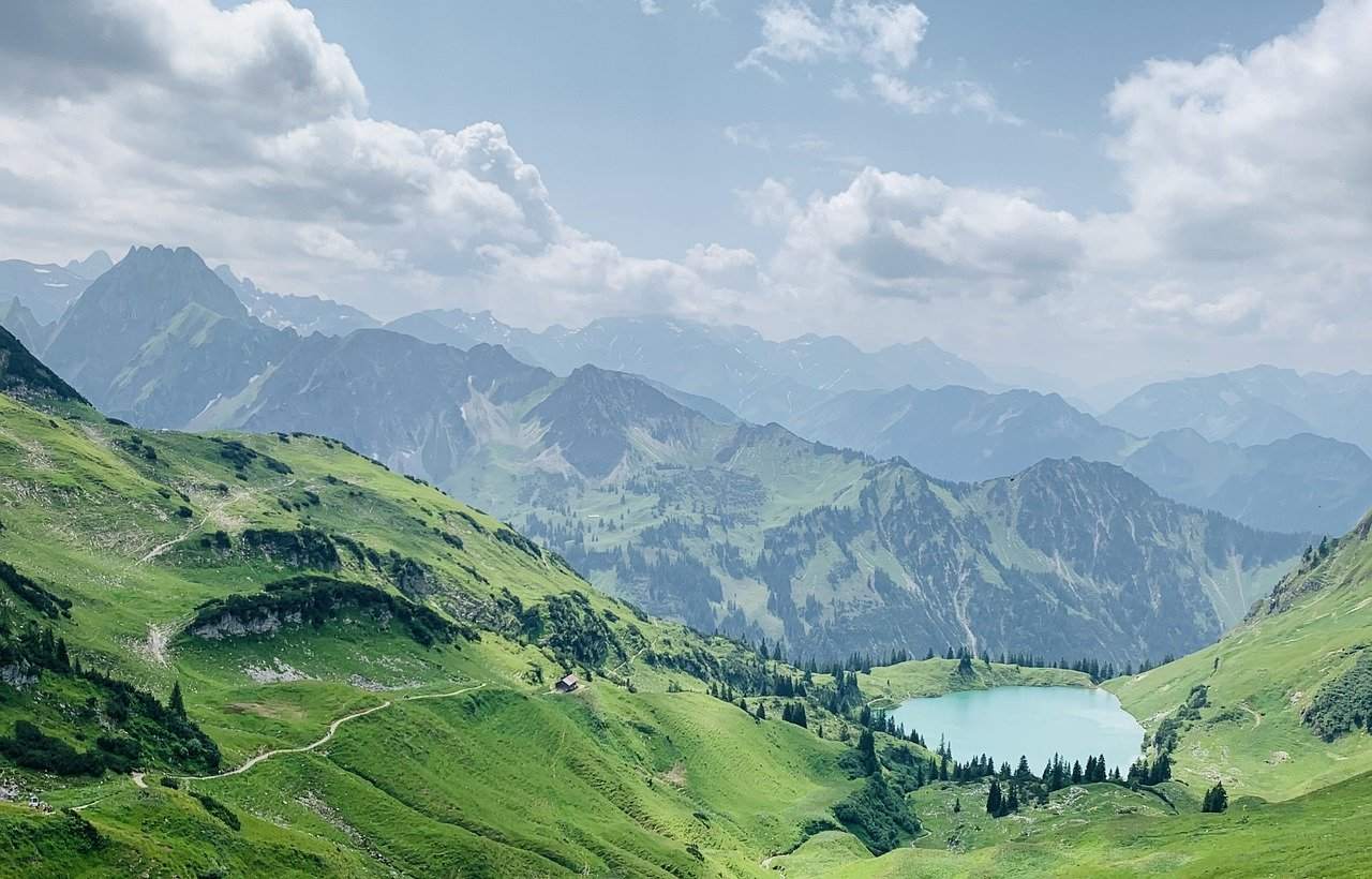Bergsee im Allgäu, umgeben von grünen Almwiesen